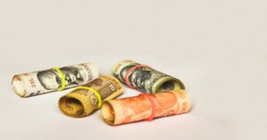 Currency Market: डॉलर-रुपया ट्रेड में आंशिक प्रॉफिट बुक करें