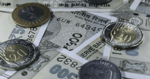 Currency Market: डॉलर-रुपया ट्रेड में नई पोजिशन के लिए करें इंतजार